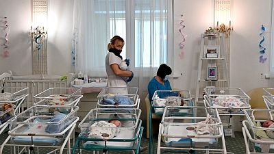 الممرضات يرعون الأطفال حديثي الولادة في فندق البندقية في كييف 