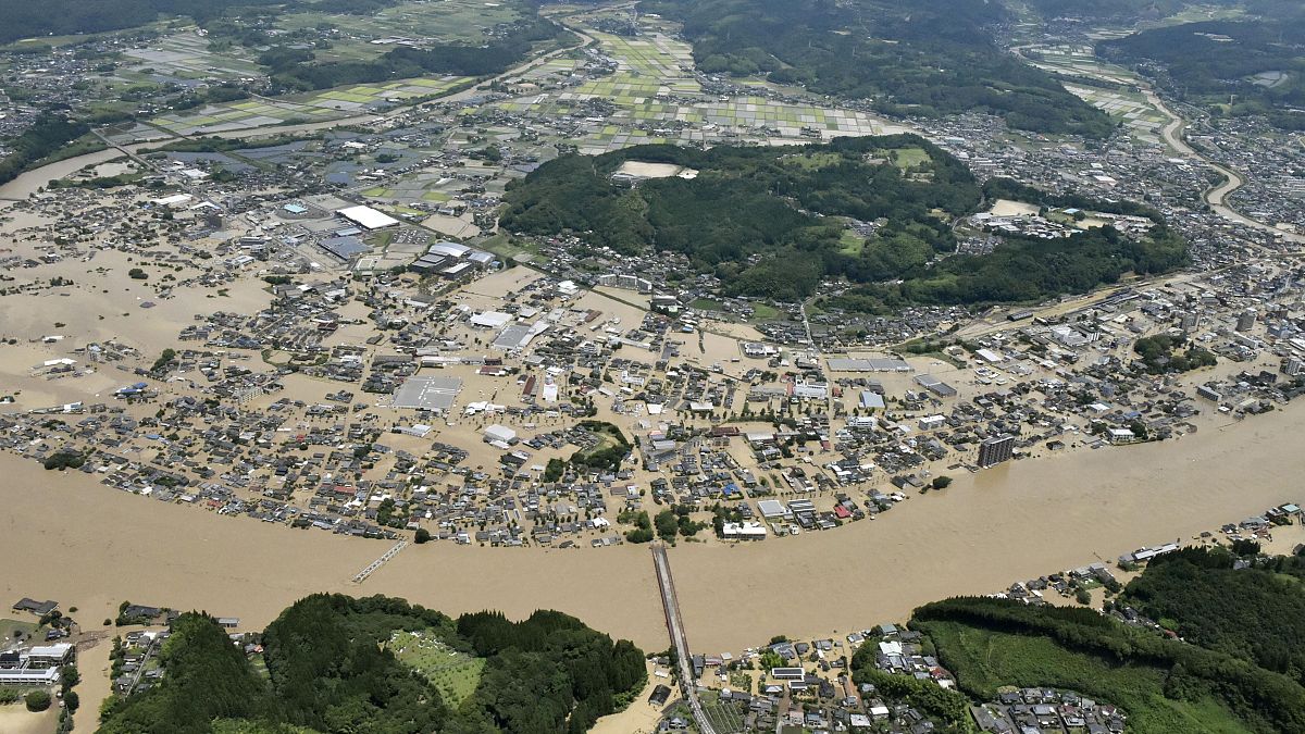 Japonya’nın güneybatısındaki Kumamoto eyaletinde şiddetli yağmur ve taşkında 10'dan fazla kişi öldü.