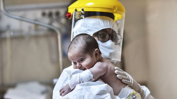İtalya İstatistik Kurumu, ülkede doğum oranlarında yaşanan azalma eğiliminin Covid-19 pandemisi sonrasında ivmeleneceğini öngörüyor. İtalya İstatistik Kurumu, ülkede doğum oranlarında yaşanan azalma eğiliminin Covid-19 pandemisi sonrasında ivmeleneceğini öngörüyor.