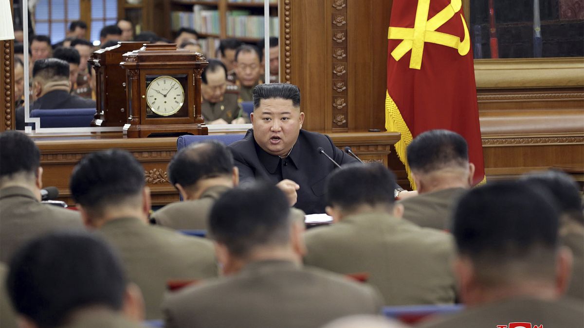 زعيم كوريا الشمالية كيم جونغ أون يتحدث خلال اجتماع للحزب الحاكم - 2019/12/22