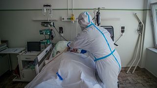 Ápoló egy koronavírussal fertőzött, lélegeztető gépen lévő beteget lát el az országos pulmonológiai intézetben