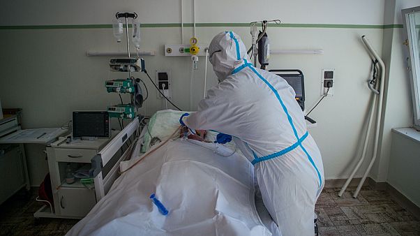 Ápoló egy koronavírussal fertőzött, lélegeztető gépen lévő beteget lát el az országos pulmonológiai intézetben Ápoló egy koronavírussal fertőzött, lélegeztető gépen lévő beteget lát el az országos pulmonológiai intézetben