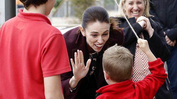 La primera minista neocelandesa Jacrinda Ardern durante la reapertura de la escuela de Christchurch a finales de junio La primera minista neocelandesa Jacrinda Ardern durante la reapertura de la escuela de Christchurch a finales de junio