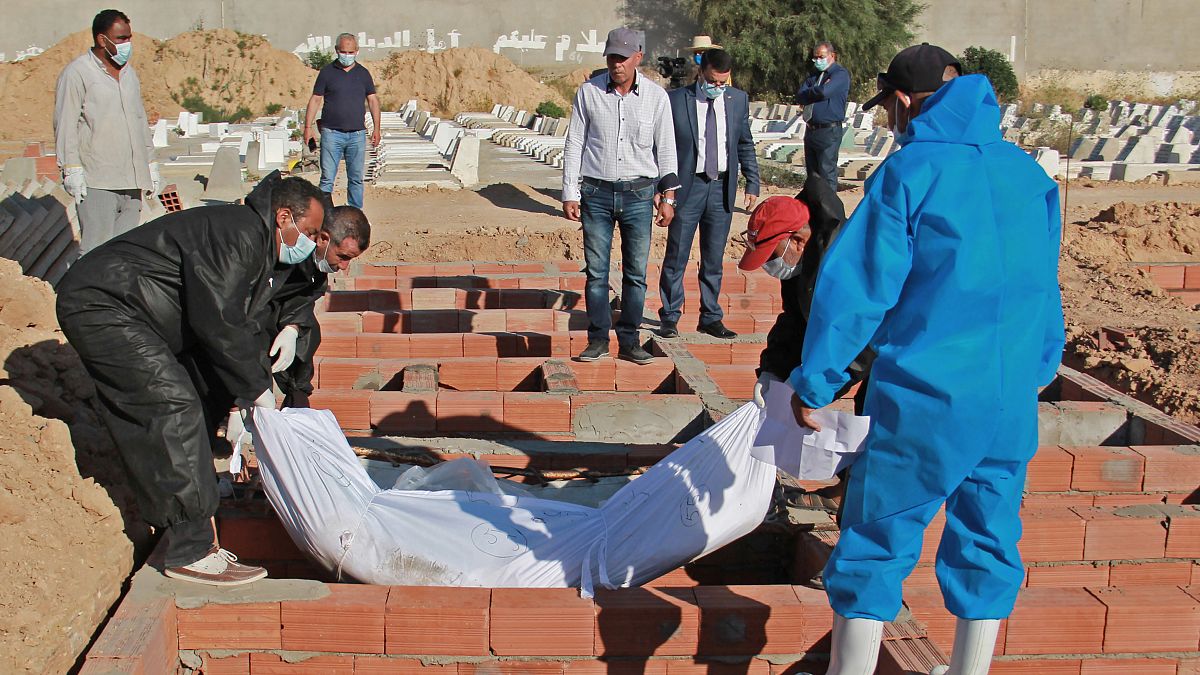 دفن مهاجرين قضوا غرقا في تونس 