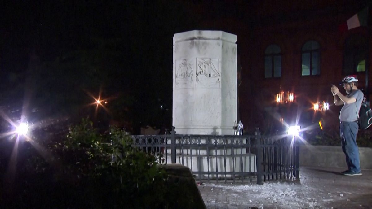 مجسمه کریستوف کلمب در بالتیمور به دست معترضان آمریکایی تخریب شد