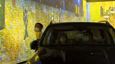 شاهد: لمنع تفشي كورونا ... عشاق فان غوخ يشاهدون أعماله من سيارتهم في متحف تورنتو 