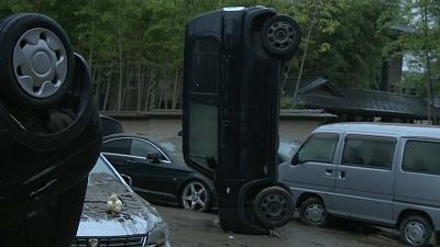 شاهد: سكان يستغيثون ومنازل مدمرة وسيارة مقلوبة بسبب فيضانات وانزلاقات التربة باليابان
