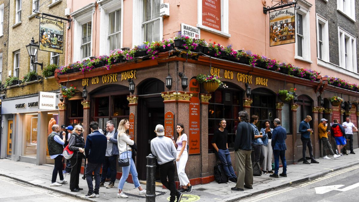 Pub-Öffnung in England: "Betrunkene können keinen Abstand halten"