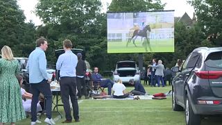 "Drive In Derby" in London - Picknick vor der Großbildleinwand
