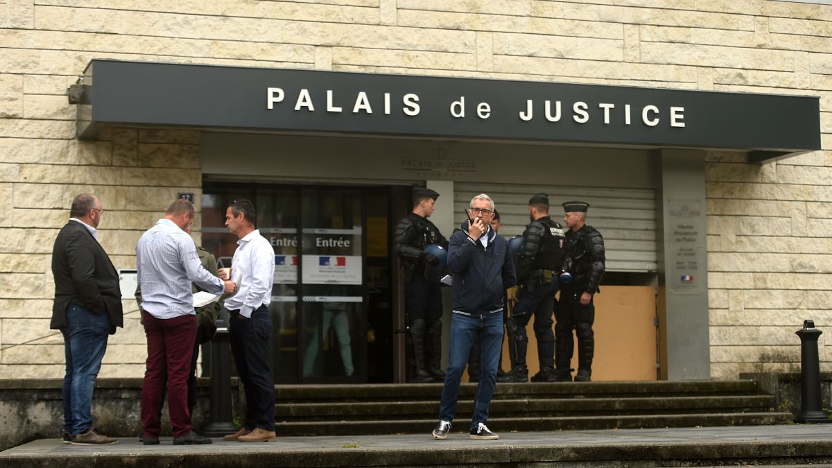 صورة أرشيفية لشرطي فرنسي يقف أمام قاعة محكمة 