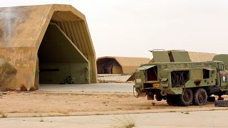 عربات عسكرية في قاعدة الوطية الجوية التي تسيطر عليها قوات حكومة الوفاق الوطني اليبية جنوب غربي طرابلس - 2020/05/18