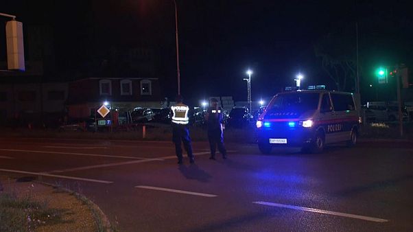 Австрийская полиция на месте убийства Австрийская полиция на месте убийства