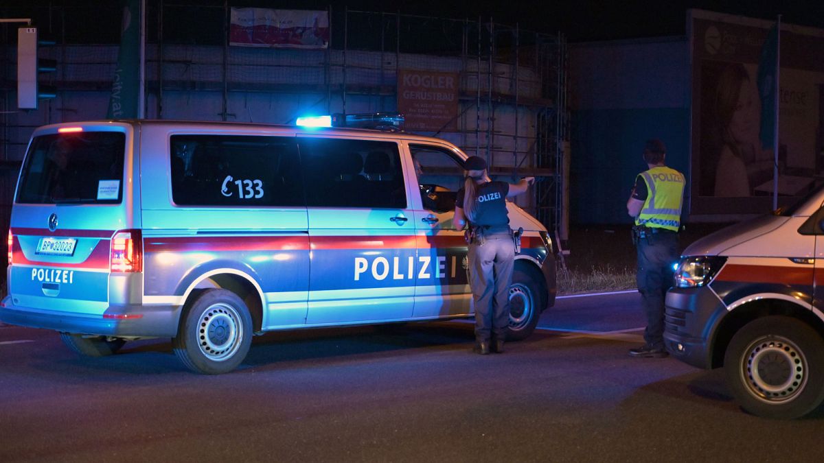 La police autrichienne bloquant l'accès d'une rue non loin du lieu où le corps de Mamikhan Umarov a été découvert le 4 juillet à Gerasdorf, non loin de Vienne