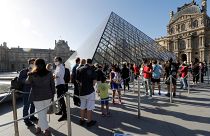 Парижский Лувр снова открыл свои двери, но не для всех