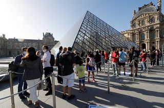 Museu do Louvre reabriu esta segunda-feira