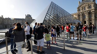 Парижский Лувр снова открыл свои двери, но не для всех 