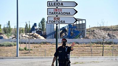 Un miembro de la policía regional catalana Mossos d'Esquadra controla un puesto en la carretera que conduce a Lleida el 4 de julio de 2020.