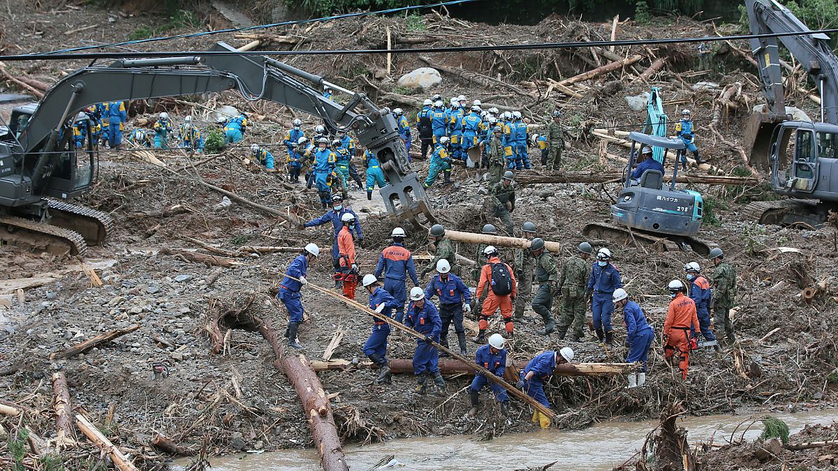 اليابان: مقتل العشرات في فيضانات ورجال الإنقاذ يحاولون إنقاذ ما يمكن إنقاذه