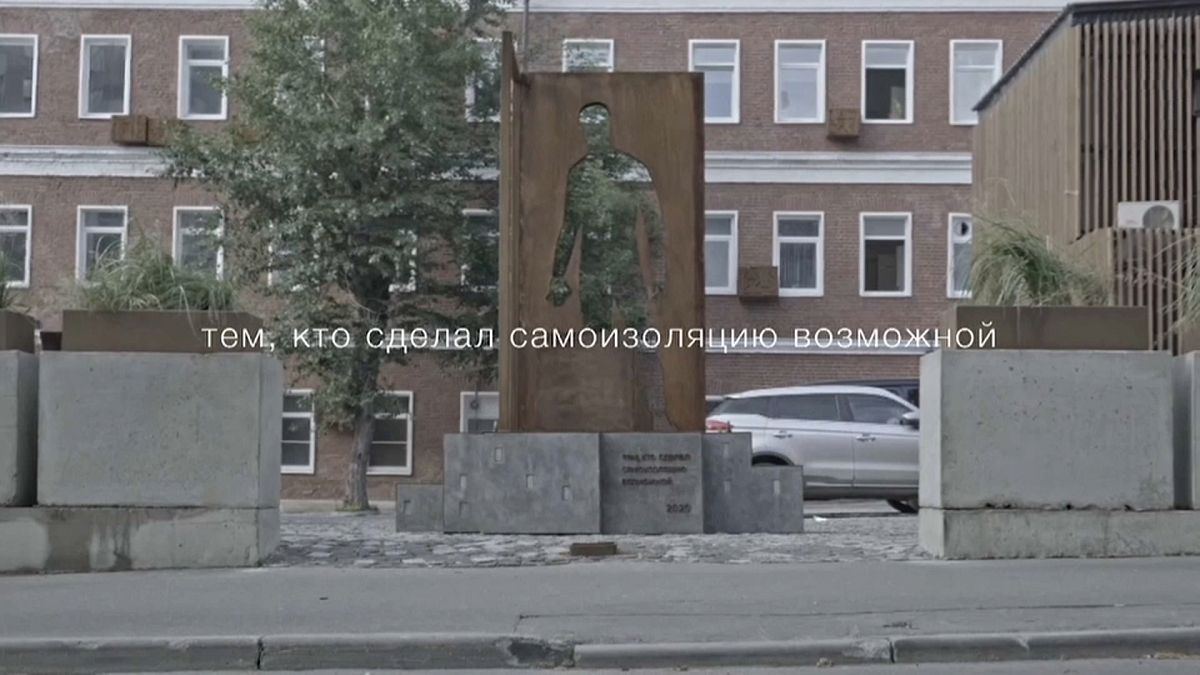 В Москве появился памятник курьерам 
