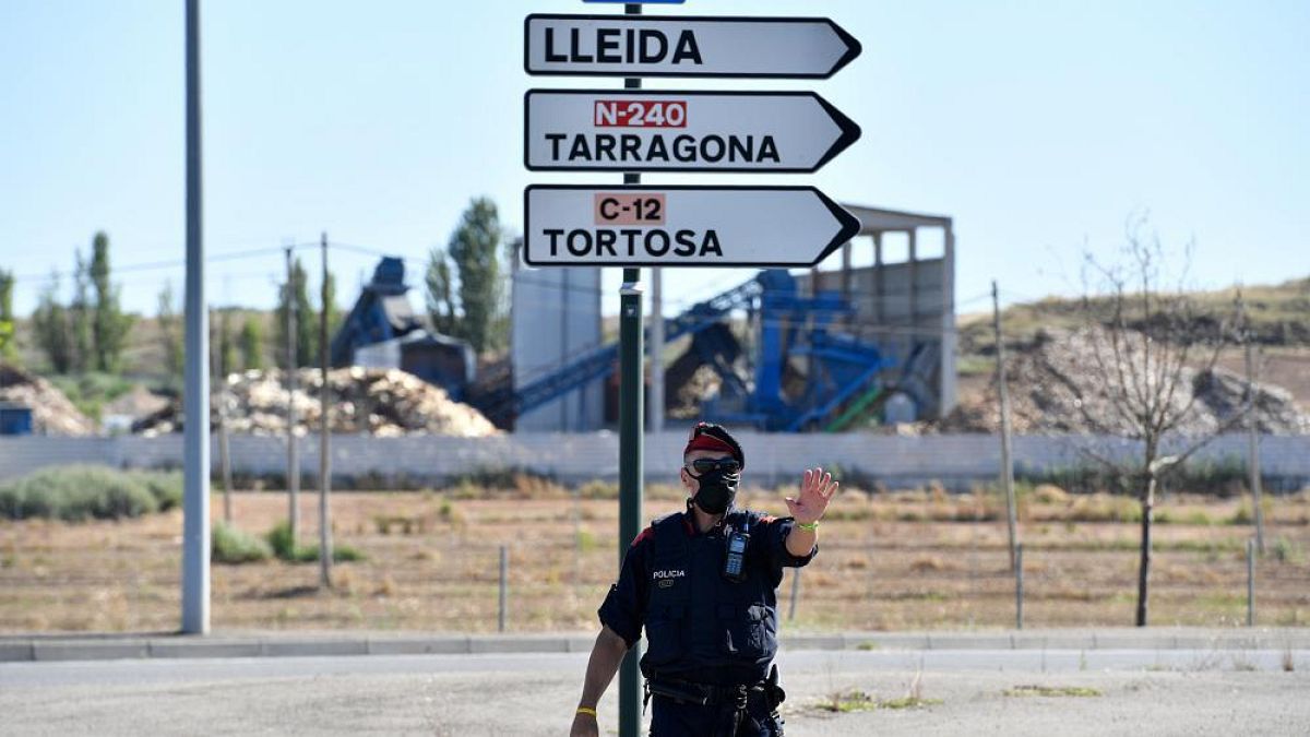 Un membre de la police régionale catalane des Mossos d'Esquadra contrôle la route de Lleida le 4 juillet 2020.  
