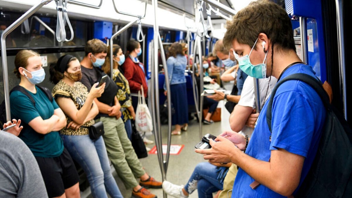 مسافران در متروی شهر لوزان سوئیس