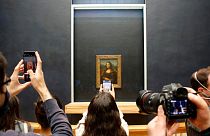 Salgının kapattığı Louvre Müzesi  sanatseverlere tekrar 'merhaba' dedi