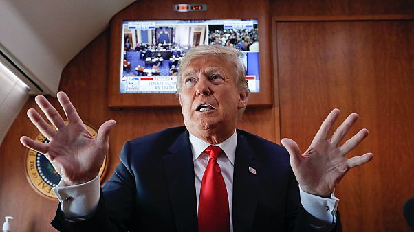 Donald Trump az Air Force One-on is a hírek rabja Donald Trump az Air Force One-on is a hírek rabja