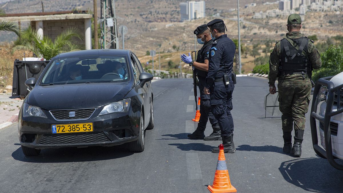 وحدة أمنية فلسطينية عند نقطة تفتيش - مدخل مدينة رام الله بالضفة الغربية