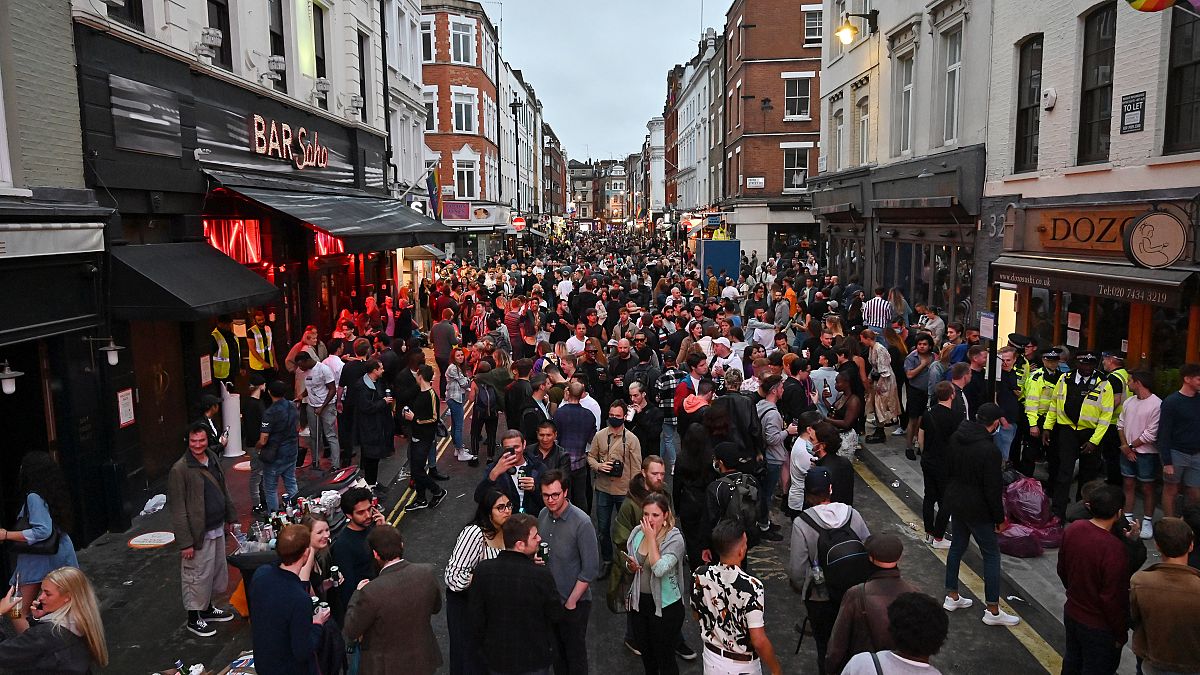 4 luglio 2020, la movida tra i bar nella zona di Soho a Londra 