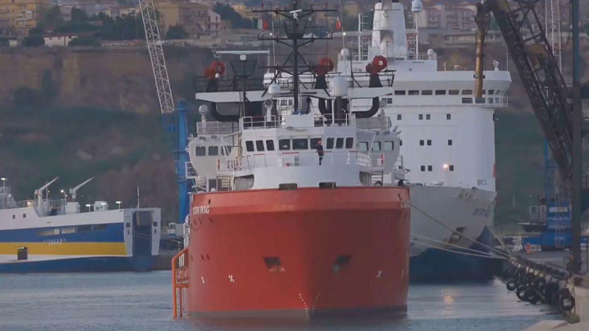 D'un bateau à l'autre pour les migrants de l'Ocean Viking