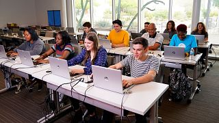 آمریکا ویزای دانشجویان خارجی که کلاس‌هایشان تماما آنلاین شده را لغو می‌کند