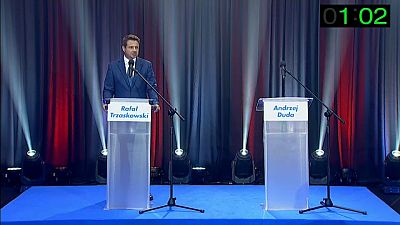 Rafal Trzaskowski et le podium vide d'Andrzej Duda, les deux candiadats à la présidentielle en Pologne /TVP