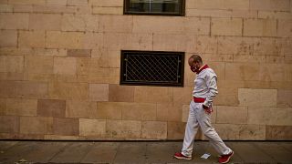 Un mozo pasea en solitario por las calles de Pamplona