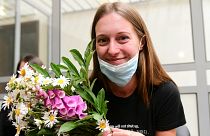Szvetlana Prokopjeva a 2020. július 6-i ítélethirdetés után, virágcsokorral