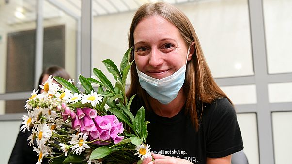 Szvetlana Prokopjeva a 2020. július 6-i ítélethirdetés után, virágcsokorral Szvetlana Prokopjeva a 2020. július 6-i ítélethirdetés után, virágcsokorral