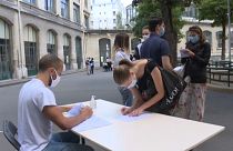 Des lycéens consultent leurs résultats, à Paris.