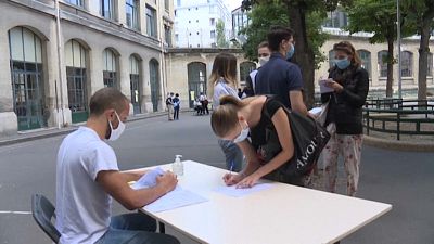 Des lycéens consultent leurs résultats, à Paris.