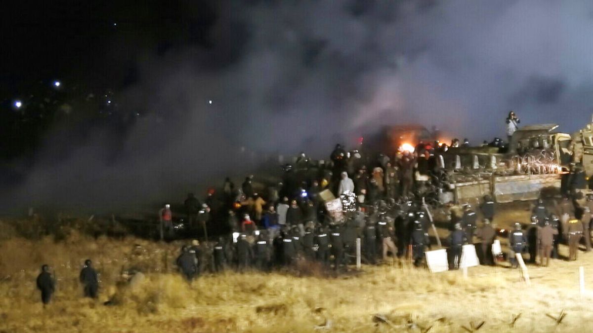 Tüntetők és rendőrök ütközete a Dakota Access Pipeline építése idején