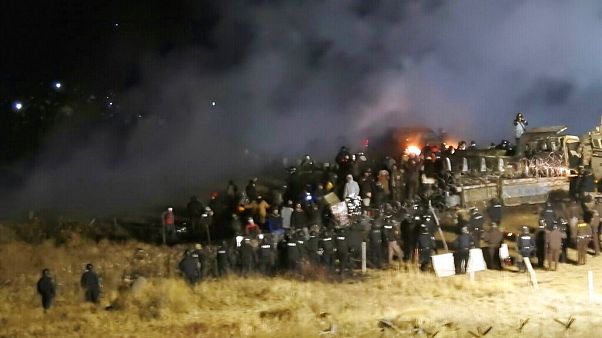 Tüntetők és rendőrök ütközete a Dakota Access Pipeline építése idején Tüntetők és rendőrök ütközete a Dakota Access Pipeline építése idején