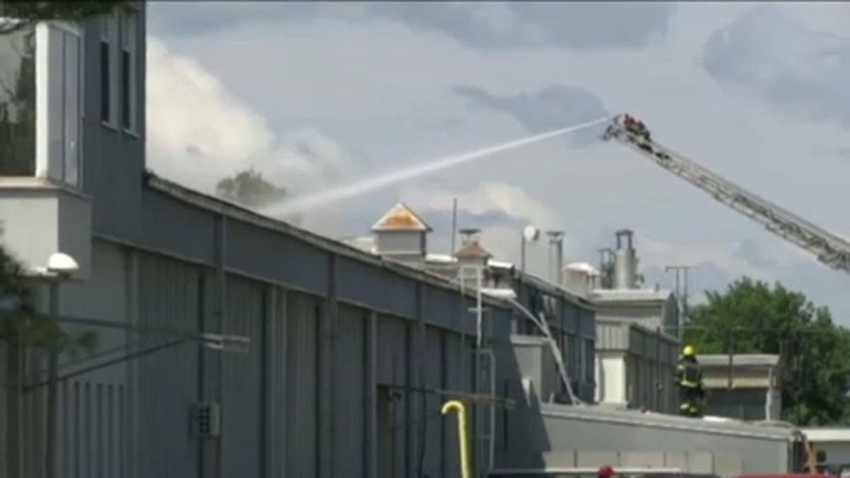Két ember meghalt, amikor tűz ütött ki egy újvidéki gyárban 