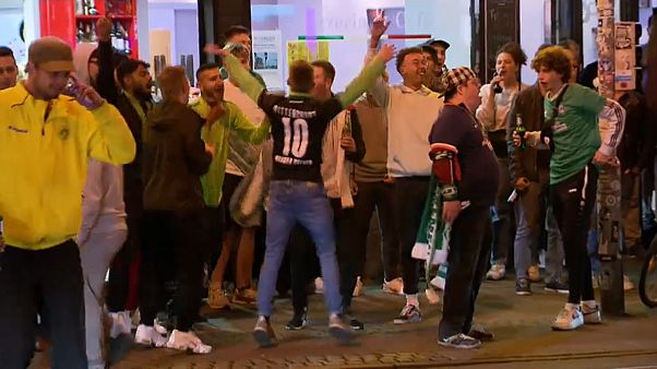 Werder-Fans feiern Klassenerhalt in Bremen Werder-Fans feiern Klassenerhalt in Bremen