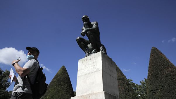 Un visiteur devant le Penseur de Rodin, le 7 juillet 2020 Un visiteur devant le Penseur de Rodin, le 7 juillet 2020
