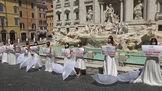 Düğünleri iptal olan gelin adaylarından Roma'da Covid-19 protestosu