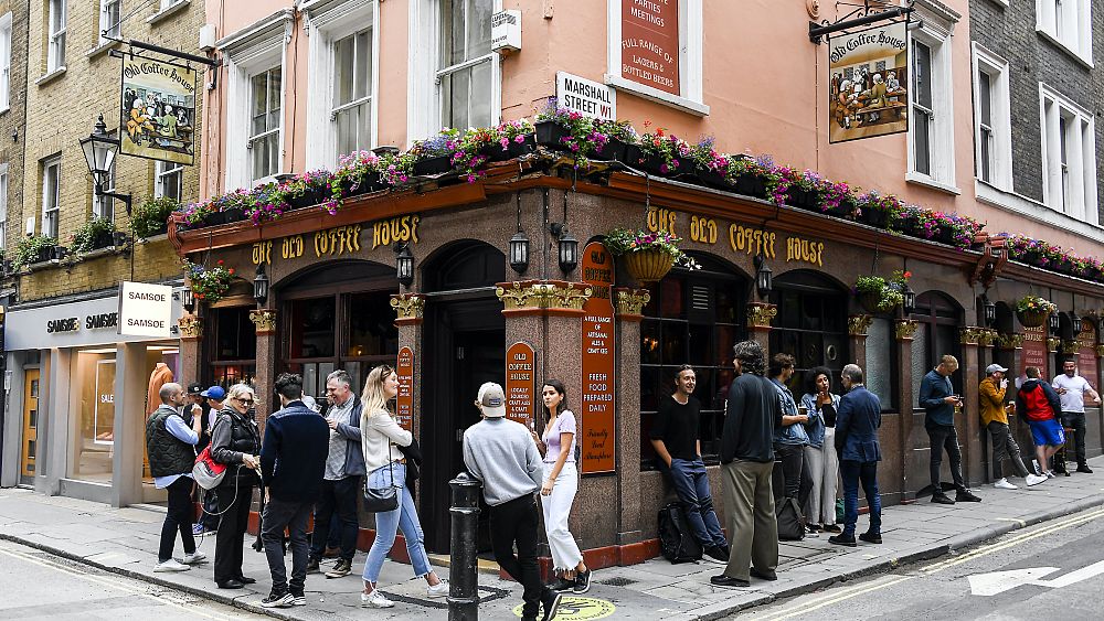 A peine rouverts, trois pubs anglais ferment après des cas de Covid-19 parmi leurs clients