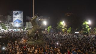 Συγκέντρωση διαμαρτυρίας μπροστά από το κοινοβούλιο της Σερβίας