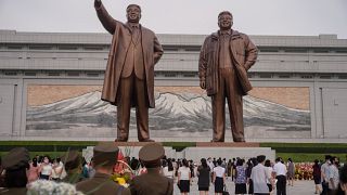 تمثال كيم إيل سونغ وابنه
