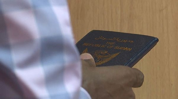 السعودية نيوز |
بسبب تفشي كورونا.. أمل عند العمال غير النظاميين في السعودية بمغادرتها
السعودية نيوز |
بسبب تفشي كورونا.. أمل عند العمال غير النظاميين في السعودية بمغادرتها