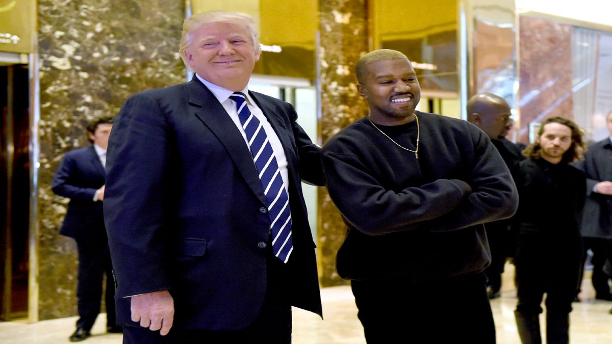 مغني الراب كانني ويست رفقة الرئيس الأمريكي دونالد ترامب في برج ترامب في نيويورك.