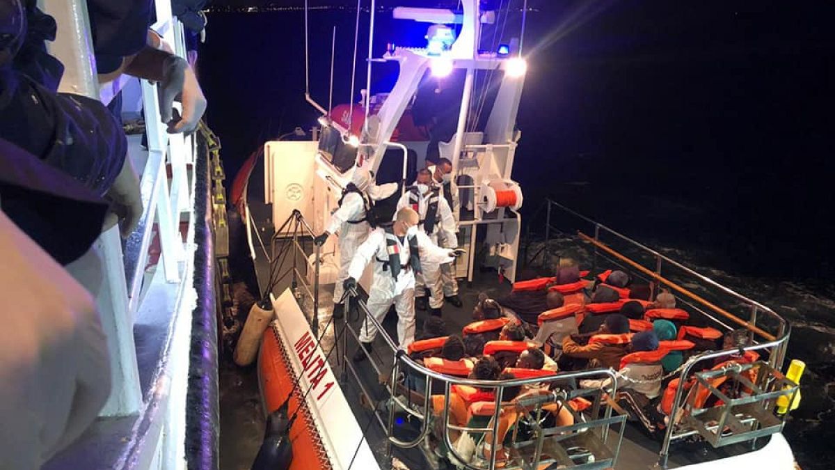 Malta dice "andate a Lampedusa", ma poi cede: la nave "Talia" sbarca 50 migranti