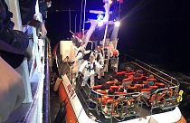 Malta dice "andate a Lampedusa", ma poi cede: la nave "Talia" sbarca 50 migranti
